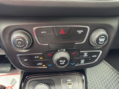 Used 2019 Jeep Compass Latitude AWD/4WD image 30