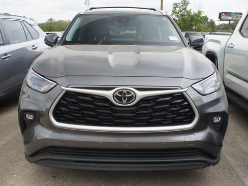 Used 2023 Toyota Highlander XLE image 2