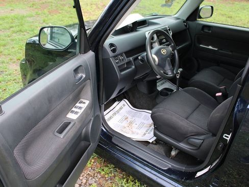 Used 2005 Scion xB FWD image 13
