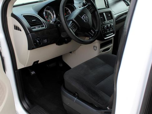 Used 2020 Dodge Grand Caravan SE image 13