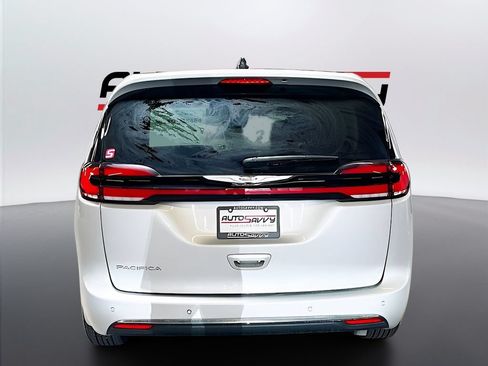 Used 2024 Chrysler Pacifica Touring-L FWD image 6