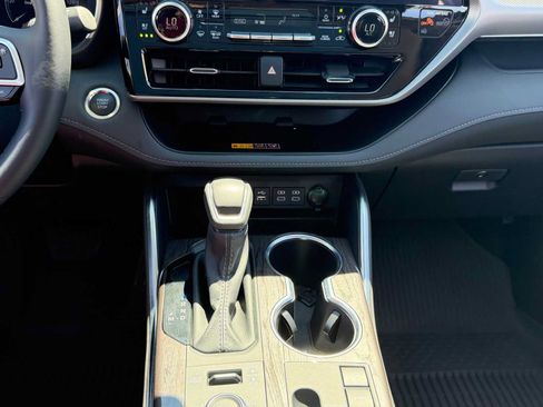 Used 2025 Toyota Highlander Platinum AWD/4WD image 19
