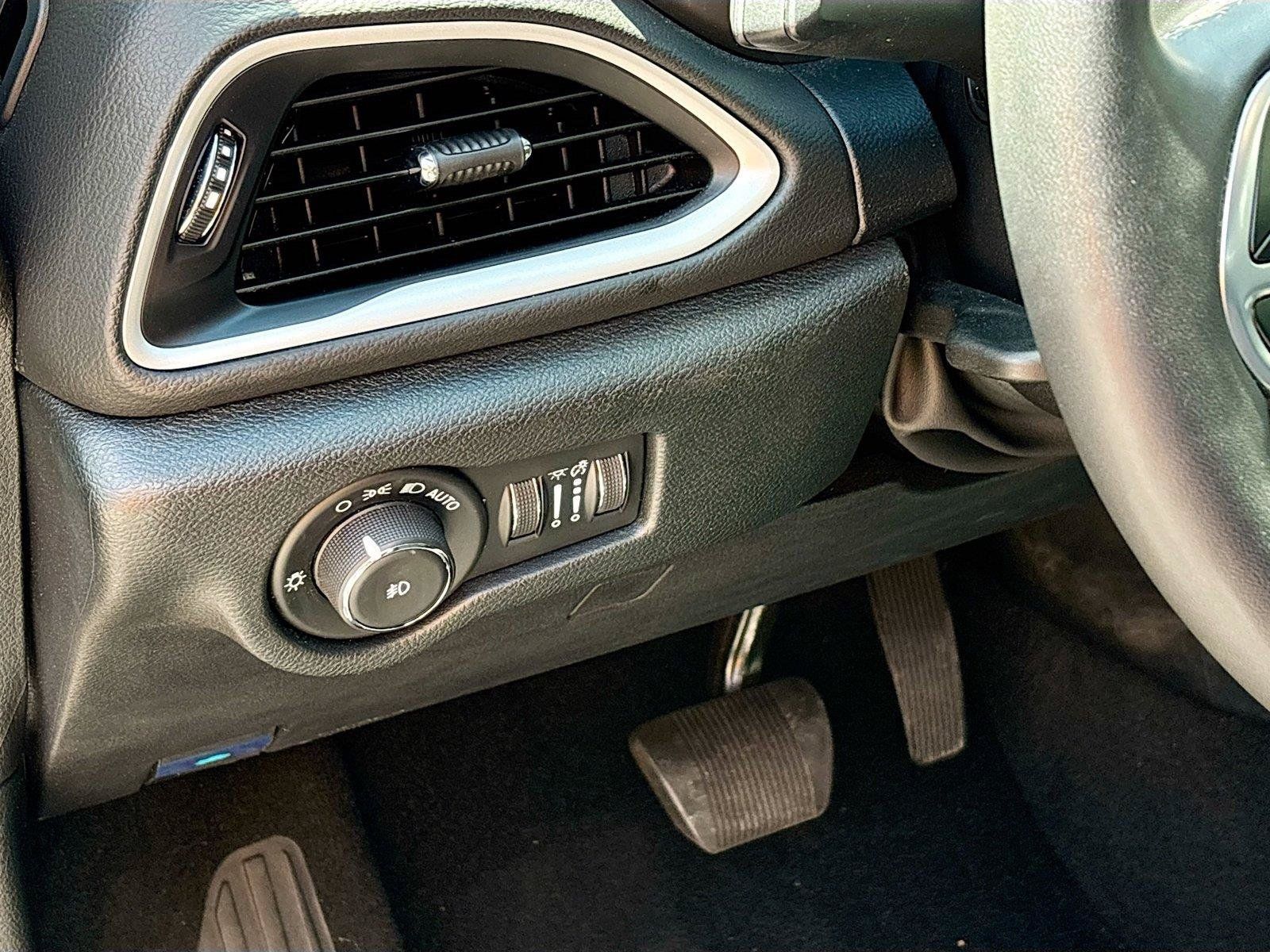 Used 2025 Chrysler Pacifica Select FWD image 10