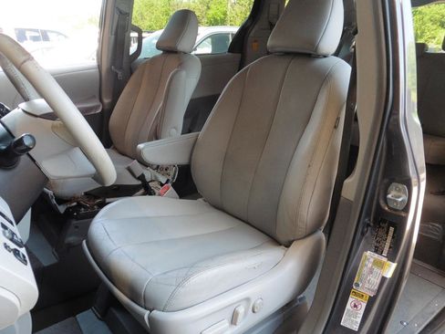 Used 2014 Toyota Sienna XLE FWD image 22