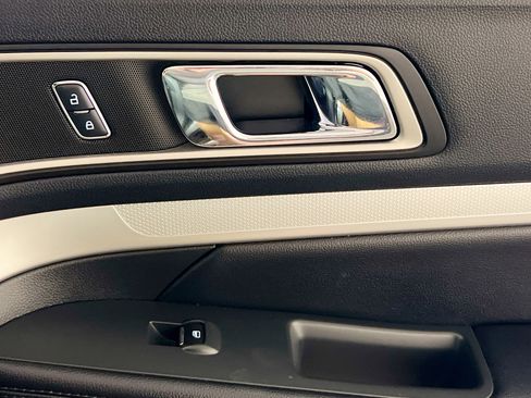 Used 2016 Ford Explorer XLT image 32