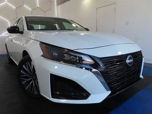 Used 2025 Nissan Altima 2.5 SV FWD image 3