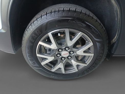 Used 2023 GMC Acadia SLE image 10