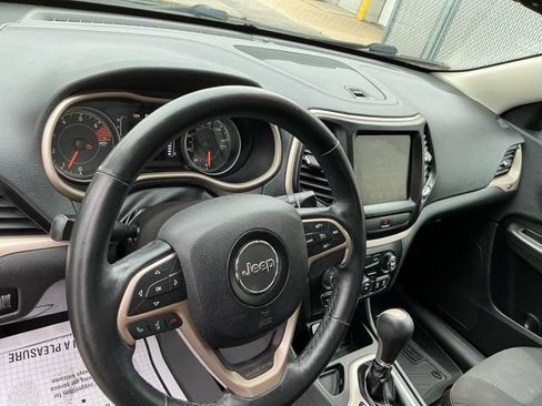 Used 2016 Jeep Cherokee Latitude w/ Cold Weather Group FWD image 26