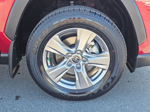Used 2025 Toyota RAV4 LE AWD/4WD image 9