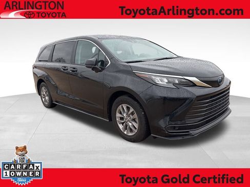 Used 2024 Toyota Sienna LE image 1