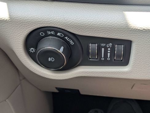 Used 2024 Chrysler Pacifica Touring-L FWD image 26