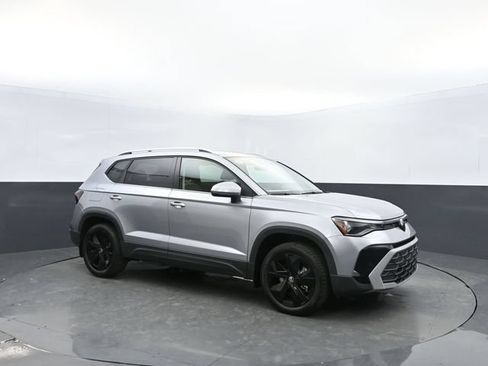 Used 2025 Volkswagen Taos SE FWD image 3