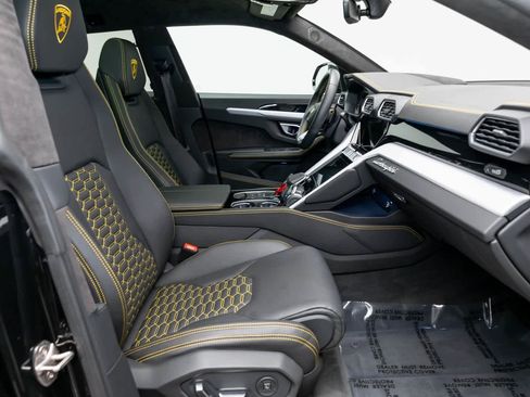 Used 2022 Lamborghini Urus image 12