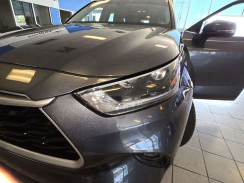 Used 2021 Toyota Highlander XLE FWD image 28