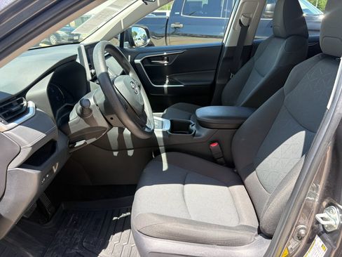 Used 2024 Toyota RAV4 XLE AWD/4WD image 9