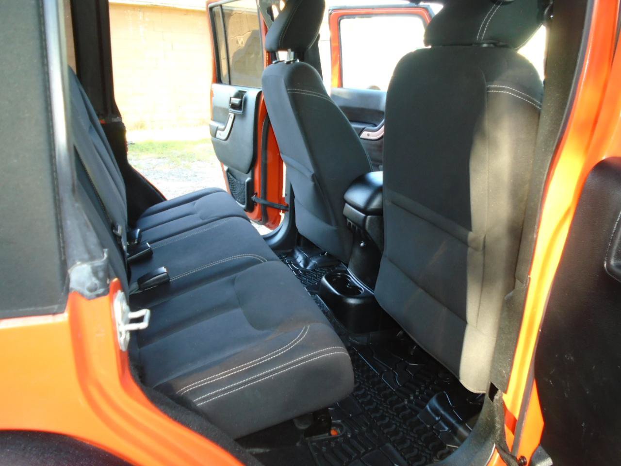 Used 2015 Jeep Wrangler Unlimited Rubicon w/ Connectivity Group AWD/4WD image 12
