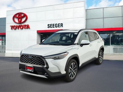 Used 2023 Toyota Corolla Cross XLE image 9