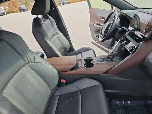 Used 2021 Toyota Venza XLE w/ Softex Package image 10