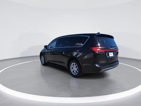 Certified 2023 Chrysler Pacifica Touring-L image 6