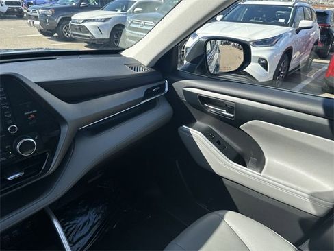 Used 2022 Toyota Highlander XLE image 36