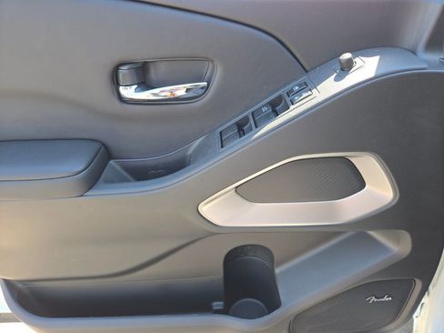 New 2025 Nissan Frontier SV w/ SV Convenience Package image 8