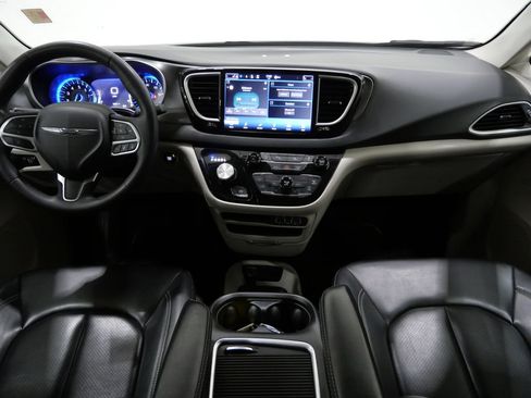 Used 2023 Chrysler Pacifica Touring-L FWD image 11