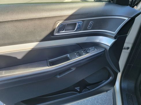 Used 2017 Ford Explorer XLT w/ Equipment Group 202A AWD/4WD image 10