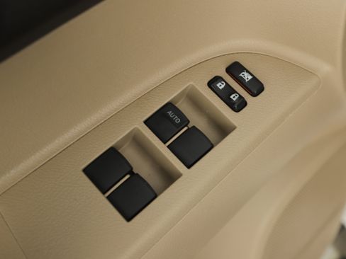 Used 2010 Toyota Highlander SE FWD image 20