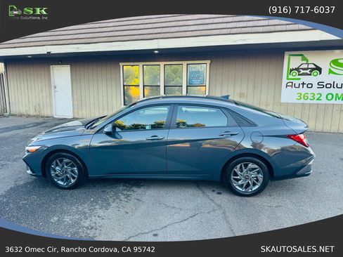 Used 2025 Hyundai Elantra Hybrid FWD image 9