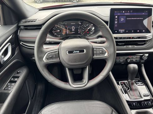 Used 2025 Jeep Compass Trailhawk AWD/4WD image 34