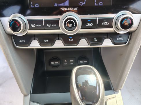 Used 2020 Hyundai Elantra SE FWD image 27