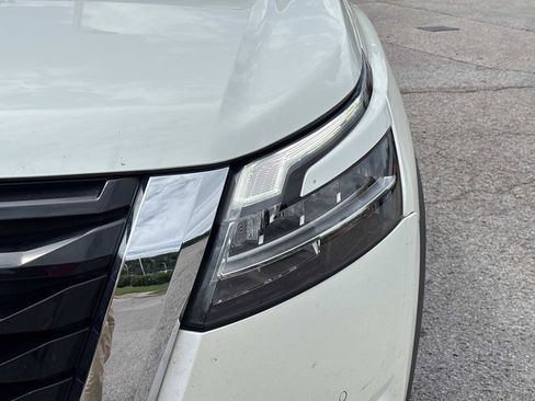 Used 2023 Nissan Pathfinder Platinum FWD image 11