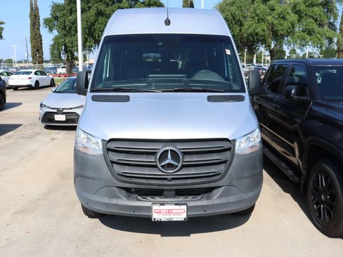 Used 2024 Mercedes-Benz Sprinter 2500 image 4