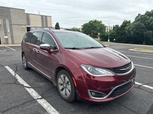 Used 2018 Chrysler Pacifica Limited FWD image 3