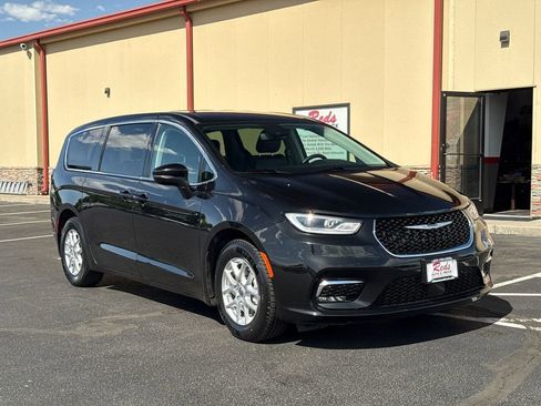 Used 2023 Chrysler Pacifica Touring-L FWD image 9
