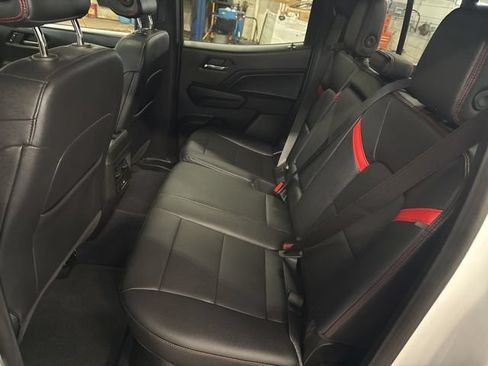 Used 2025 Chevrolet Colorado Z71 w/ Technology Package AWD/4WD image 20