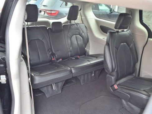 Used 2023 Chrysler Pacifica Touring-L image 36