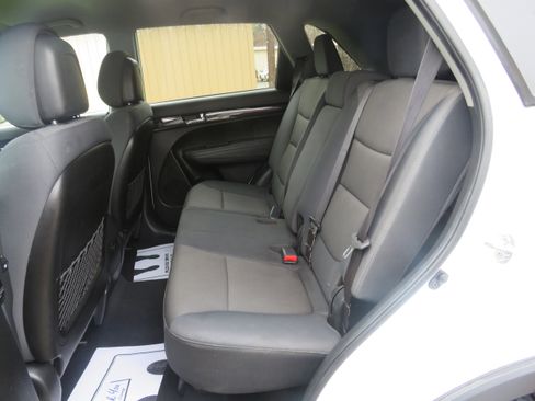 Used 2013 Kia Sorento LX w/ Convenience Pkg image 11