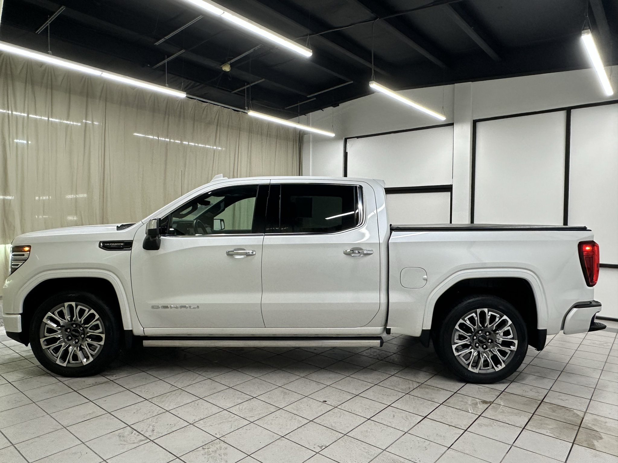 Certified 2024 GMC Sierra 1500 Denali Ultimate AWD/4WD image 11