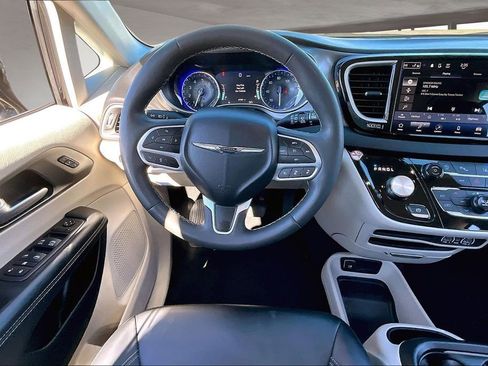 Used 2024 Chrysler Pacifica Touring-L image 8