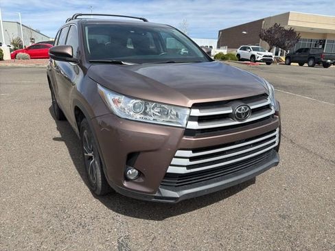 Used 2018 Toyota Highlander Plus FWD image 1