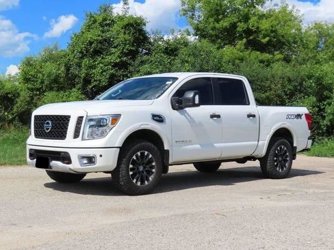 Used 2017 Nissan Titan PRO-4X AWD/4WD image 2