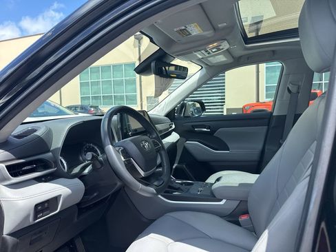 Used 2023 Toyota Highlander XLE FWD image 6
