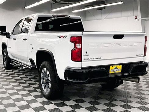 Used 2023 Chevrolet Silverado 2500 Custom image 2