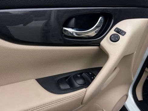 Used 2020 Nissan Rogue SV FWD image 11