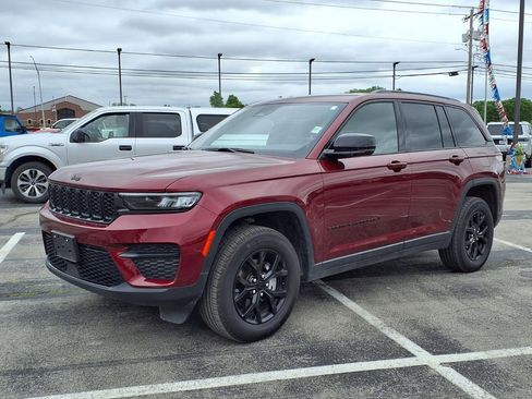 Used 2025 Jeep Grand Cherokee Altitude AWD/4WD image 3