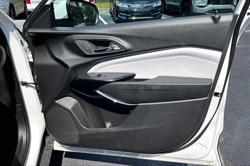Used 2025 Chevrolet Trax LT FWD image 27