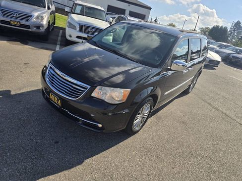 Used 2014 Chrysler Town & Country Touring-L w/ Driver Convenience Group image 8