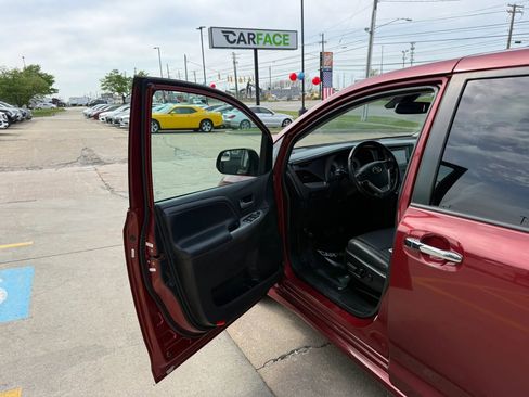 Used 2018 Toyota Sienna SE image 18