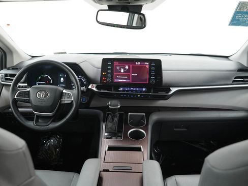 Used 2021 Toyota Sienna XLE AWD/4WD image 14